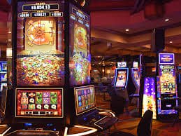 Pemandangan pengguna menikmati taruhan sport dan live casino di platform topcer88
